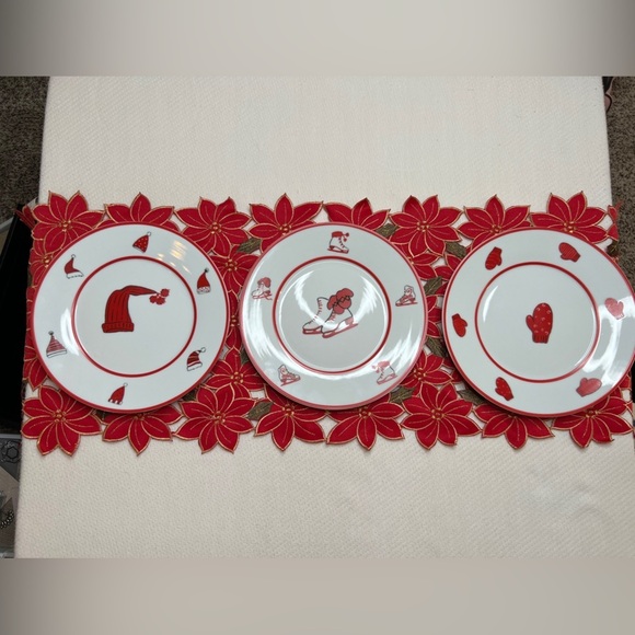 Tabletops Lifestyle Skating Party Dessert Serving Plates Christmas Mittens Set/3 - Picture 1 of 12